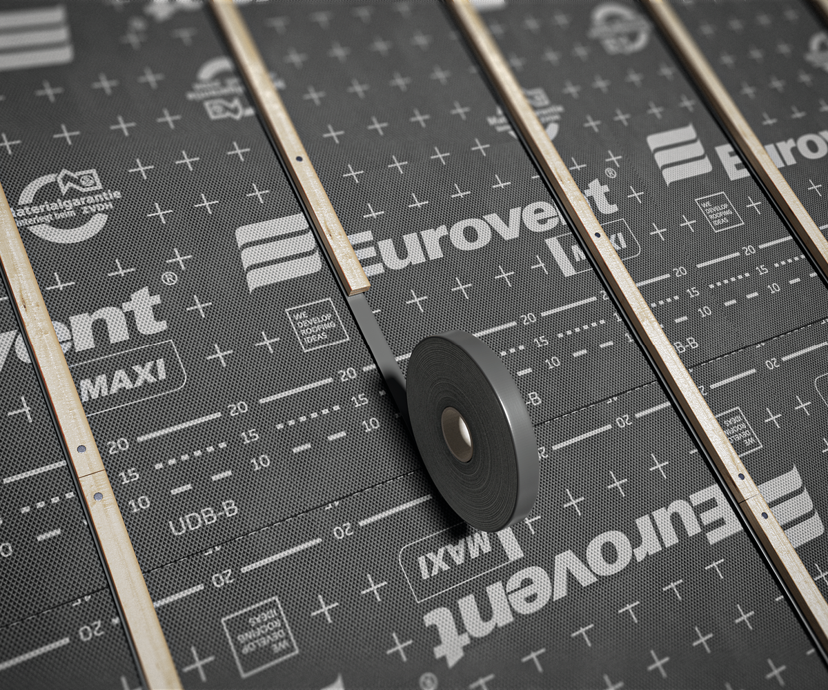 izolacja-nierownosci-lata-dachowa-na-membranie-kontrlata-tasma-piankowa